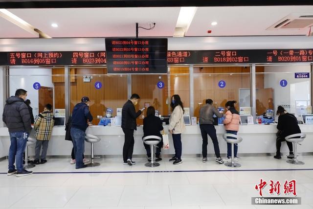 上海出入境办证窗口全开 有序恢复证件办理业务